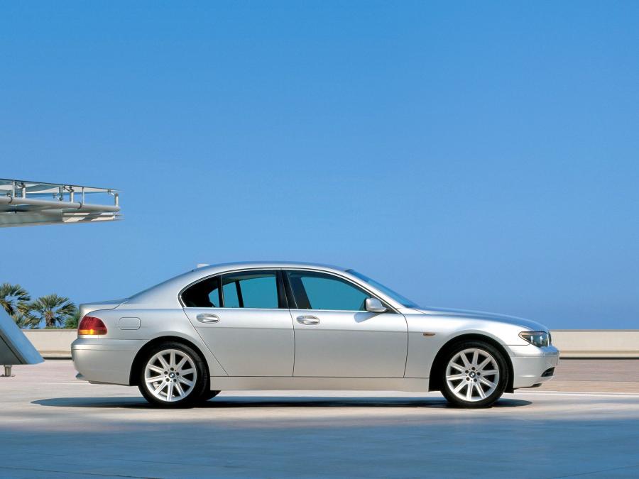  BMW 730i 2003 года  (фото 7 из 18)